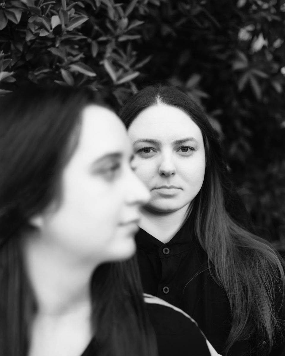 Johanna e Fernanda, fundadoras da Meeloe, em retrato preto e branco entre folhagens